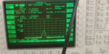 Analizador de espectros conectado a generador de radiofrecuencia de potencia programable