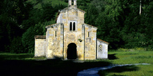 Vista desde occidente de la iglesia de San Salvador de Valdediós