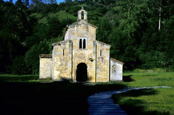 Vista desde occidente de la iglesia de San Salvador de Valdediós