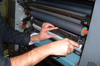 Asegurar la plancha al cilindro