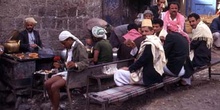 Grupo de personas en un restaurante de Hajjah, Yemen