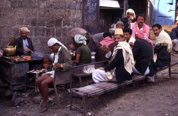 Grupo de personas en un restaurante de Hajjah, Yemen