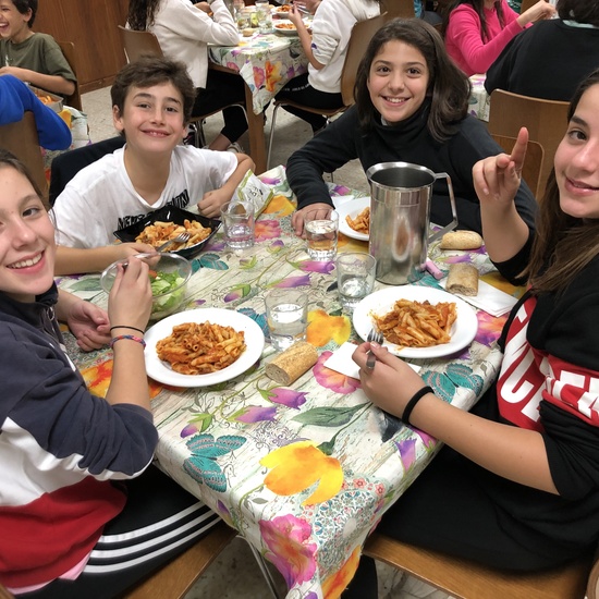 Albergue 6º - 2º día (comiendo) 10