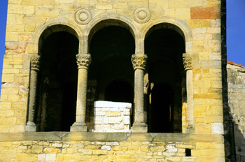 Arquería del mirador oriental de Santa María de Naranco, Oviedo,
