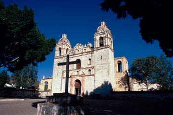 Fachada del templo de San Jerónimo de Tlacochahuaya, México