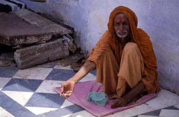 Retrato de hombre con la mano extendida, Pushkar, India
