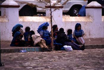 Grupo de personas en San Juan Chamula, México