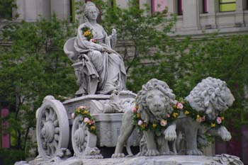 Fuente de La Cibeles engalardonada con motivo de la Boda Real