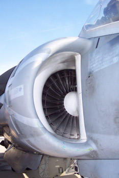 Tobera lateral de admisión  con vista del motor