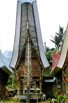 Detalle de fachada de casa barco frontal, Sulawesi, Indonesia