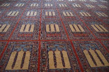 Alfombra en la sala de oraciones, Mezquita Azul, Estambul, Turqu
