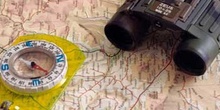 Mapa, prismáticos y brújula