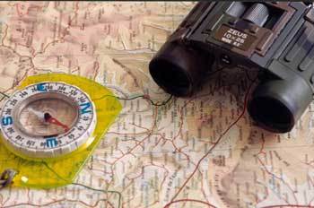 Mapa, prismáticos y brújula