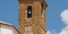 Vista de campanario de iglesia en Orusco
