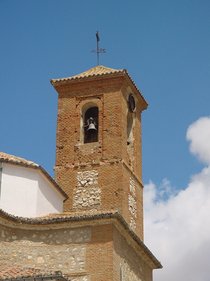 Vista de campanario de iglesia en Orusco