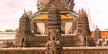 Decoraciones simétricas en templo budista, Tailandia