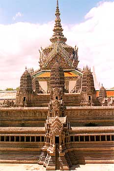 Decoraciones simétricas en templo budista, Tailandia