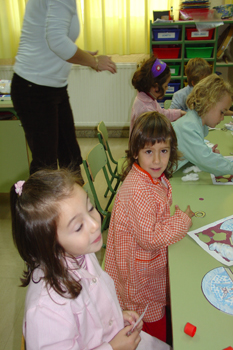 Realizando manualidades