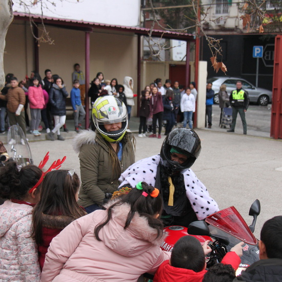 Visita de sus Majestades los Reyes Magos al colegio Luis Bello en moto 2018 20