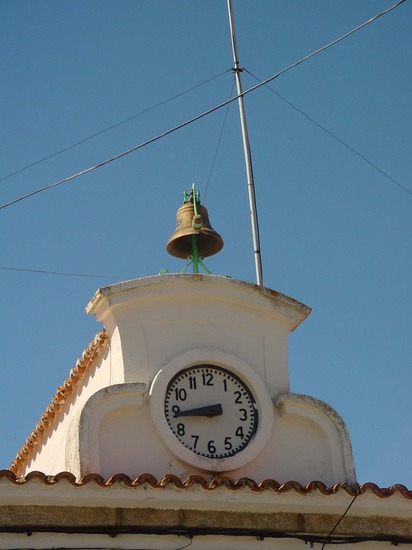 Torre con reloj en Valdemaqueda