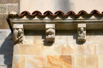 Cornisa con adornos escultóricos