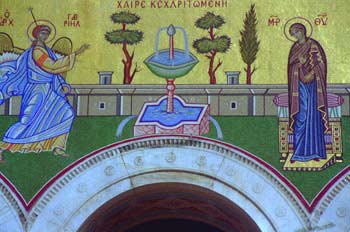 Detalle de la fachada de la Catedral Ortodoxa de Atenas, Grecia