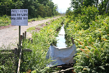 Cartel de ayuda, campo de refugiados de Melaboh, Sumatra, Indone