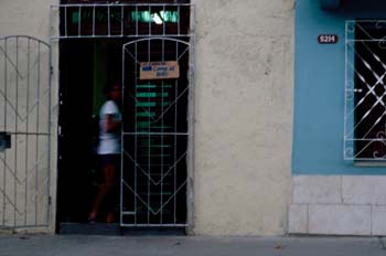 Entrada a edificio, Cuba