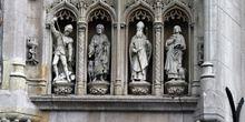 Estatuillas encima de la puerta de la Provinciehuis, Brujas, Bél
