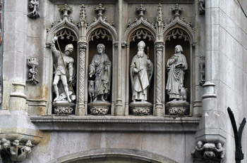 Estatuillas encima de la puerta de la Provinciehuis, Brujas, Bél