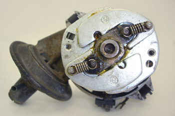 Distribuidor de encendido. Detalle del sistema de avance centríf