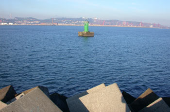 Faro aislado en el mar