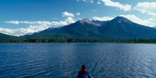 Persona contemplando un lago de las Montañas Rocosas