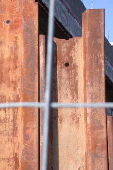 Viga de metal oxidada