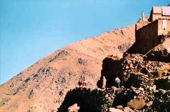 Bereberes y casa construída en la ladera de una montaña, Aroumd,