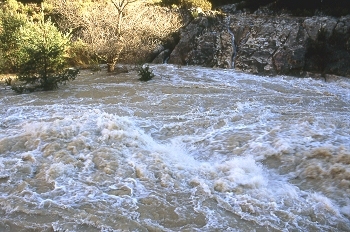 Fuerte corriente de un río