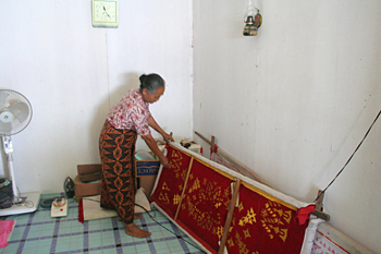 Trabajando las telas, Melaboh, Sumatra, Indonesia