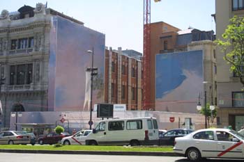 Lonas pintadas que cubren edificios en obras