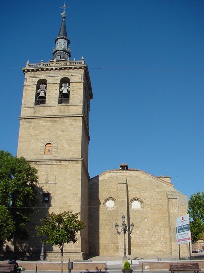 Vista frontal de iglesia en Villa del Prado