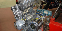 Motor seccionado de 4 cilindros de motocicleta