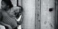 Niñas en la puerta de su chabola, favelas de Sao Paulo, Brasil