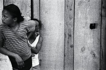 Niñas en la puerta de su chabola, favelas de Sao Paulo, Brasil