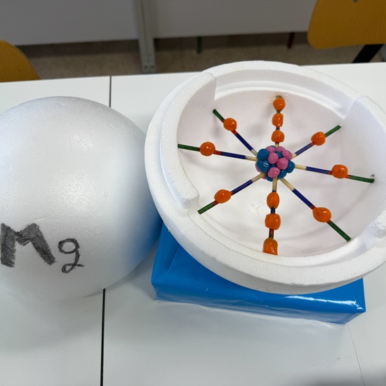 Maqueta de un átomo de magnesio según el modelo atómico de Bohr