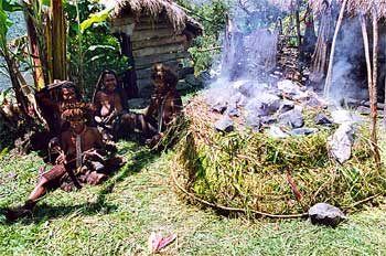 Horno artesanal cubierto con alimentos en su interior, Irian Jay