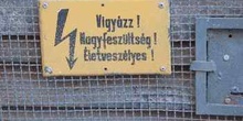 Señal de peligro en húngaro