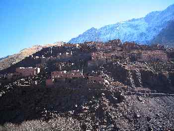 Pueblo de Aroumd en la ladera del Monte Toubkal, Marruecos
