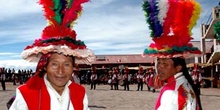 Indios de Taquile en la fiesta de Santiago apostol, Perú