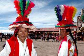 Indios de Taquile en la fiesta de Santiago apostol, Perú