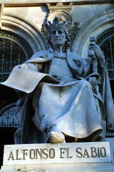 Estatua de Alfonso X El Sabio en la Biblioteca Nacional, Madrid