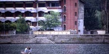 Calle de Srinagar con puesto militar de sacos terreros para cont